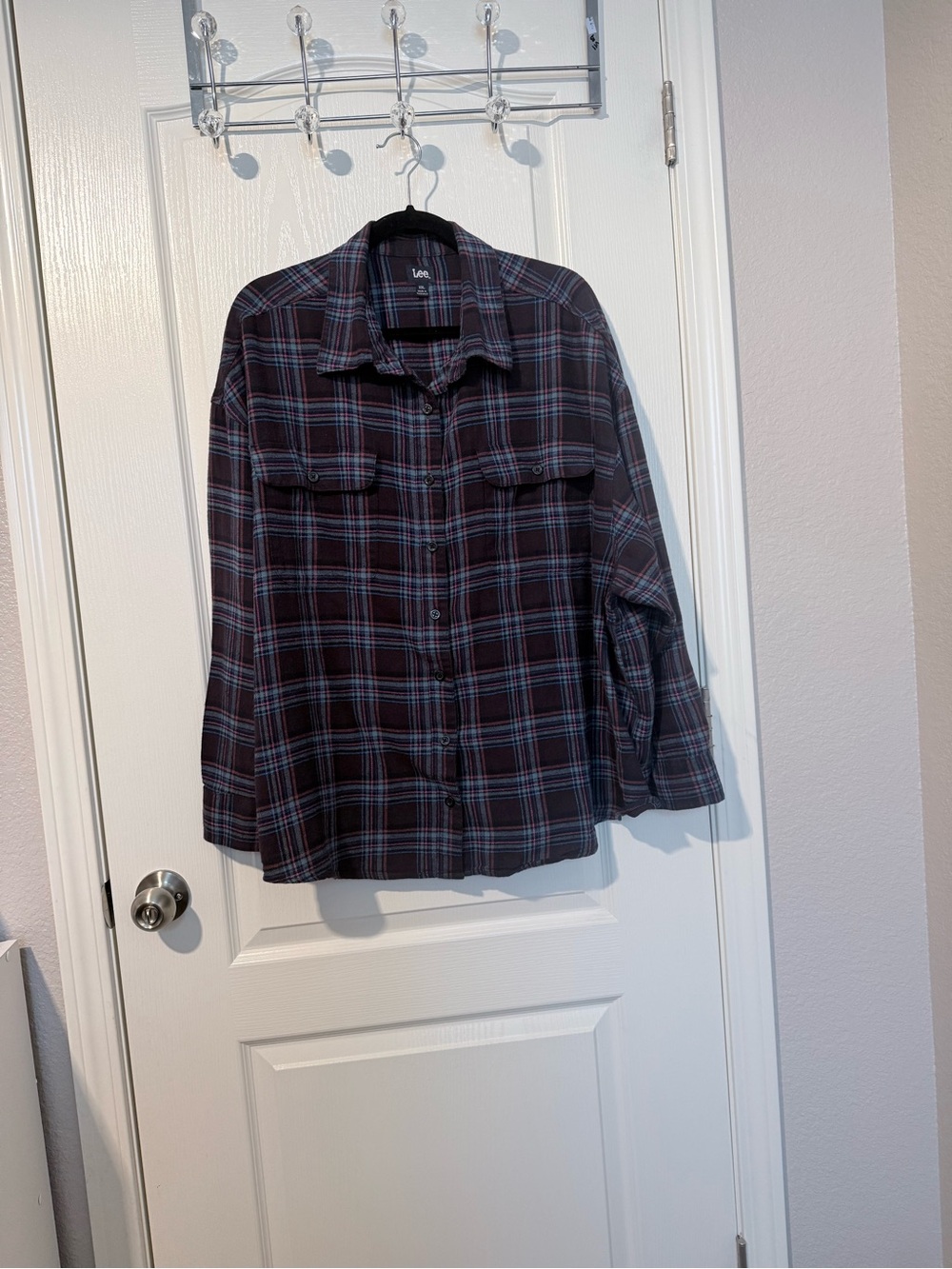 Lee Men's Dark Plaid Button-Up Shirt Jacket in Black and Blue